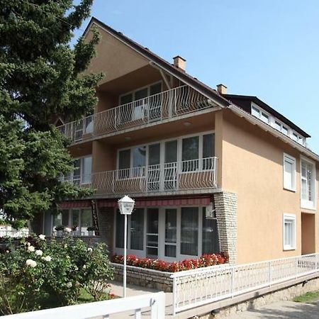 Siesta Apartmanhaz Balatonfuered Exteriör bild