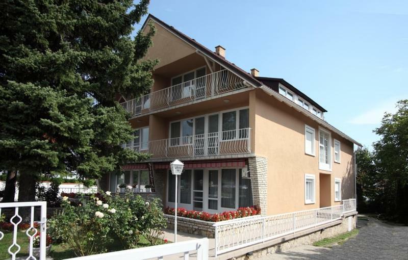 Siesta Apartmanhaz Balatonfuered Exteriör bild